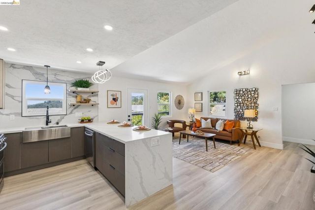 6756 Snake Road, Oakland, CA 94611