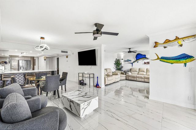 18 Royal Palm Way Way 109, Boca Raton, FL 33432