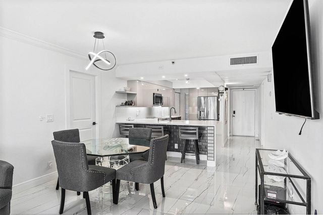 18 Royal Palm Way Way 109, Boca Raton, FL 33432
