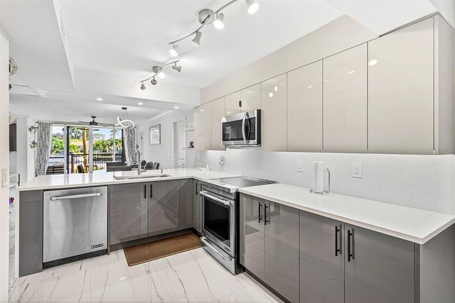 18 Royal Palm Way Way 109, Boca Raton, FL 33432