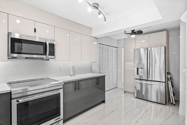 18 Royal Palm Way Way 109, Boca Raton, FL 33432