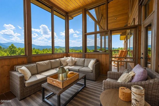 1529 Majestic Mountain Drive, Sevierville, TN 37876