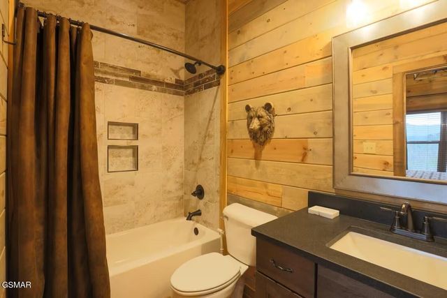 1529 Majestic Mountain Drive, Sevierville, TN 37876