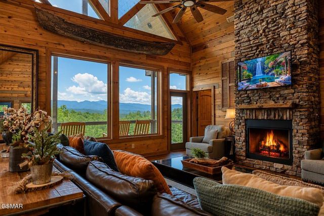 1529 Majestic Mountain Drive, Sevierville, TN 37876