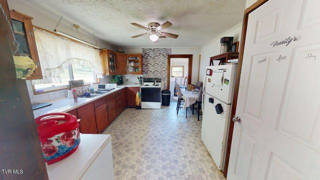 525 Matthews Lane, Mosheim, TN 37818