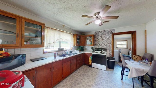 525 Matthews Lane, Mosheim, TN 37818