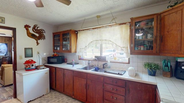 525 Matthews Lane, Mosheim, TN 37818