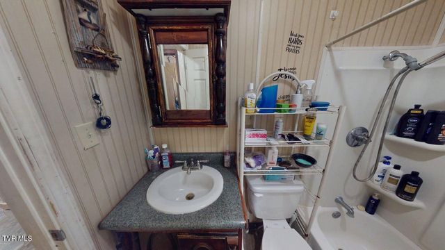 525 Matthews Lane, Mosheim, TN 37818