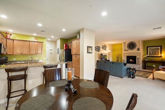 2425 W BRONCO BUTTE Trail 2037, Phoenix, AZ 85085