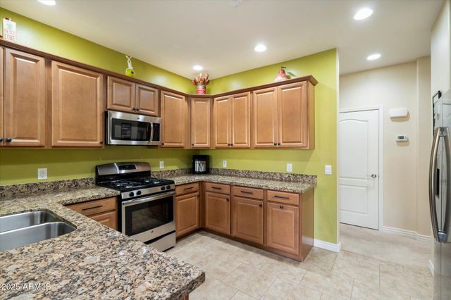 2425 W BRONCO BUTTE Trail 2037, Phoenix, AZ 85085