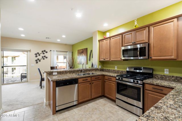 2425 W BRONCO BUTTE Trail 2037, Phoenix, AZ 85085