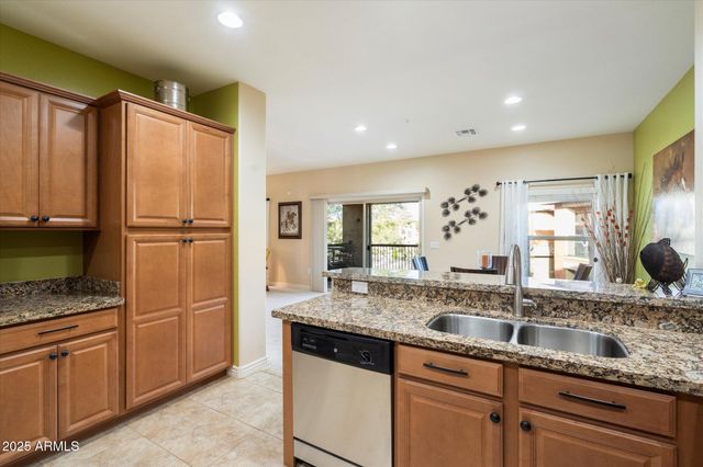 2425 W BRONCO BUTTE Trail 2037, Phoenix, AZ 85085