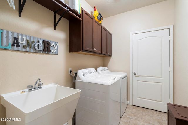 2425 W BRONCO BUTTE Trail 2037, Phoenix, AZ 85085