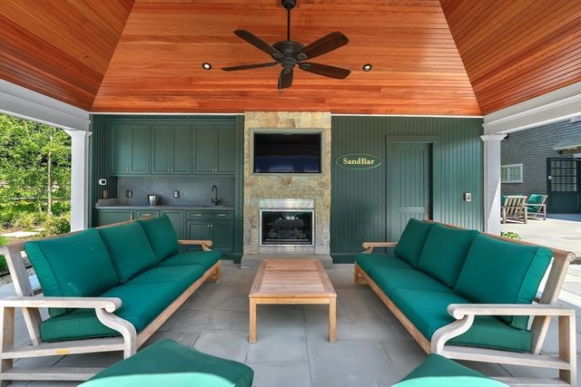 3 Field Club Ln, Edgartown, MA 02539