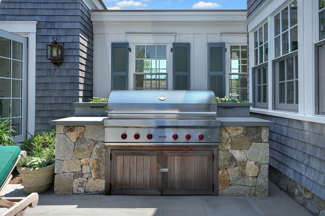 3 Field Club Ln, Edgartown, MA 02539