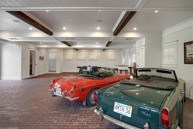 3 Field Club Ln, Edgartown, MA 02539
