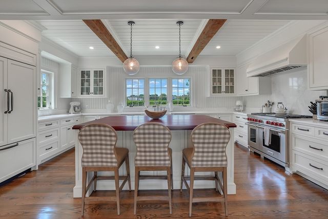 3 Field Club Ln, Edgartown, MA 02539