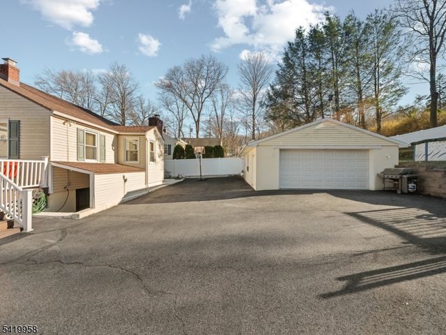 544 Goffle Hill Rd, Hawthorne Boro, NJ 07506