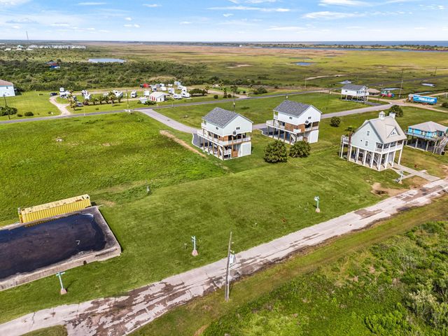 1009 Brighton Jones Boulevard, Gilchrist, TX 77617