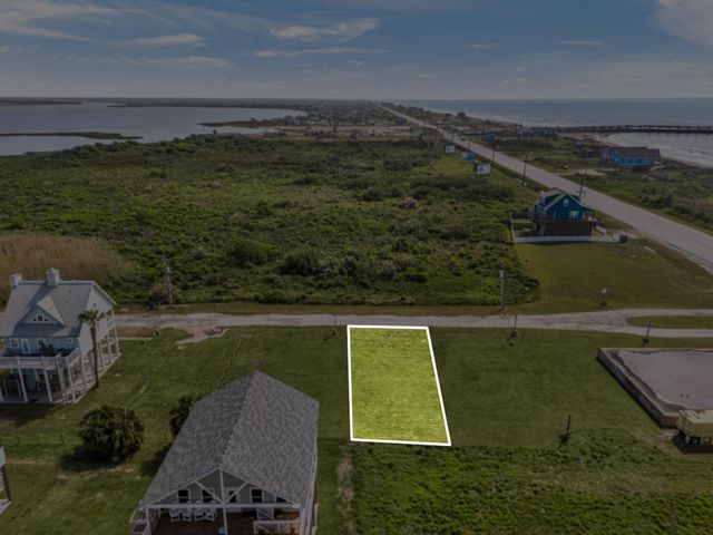 1009 Brighton Jones Boulevard, Gilchrist, TX 77617
