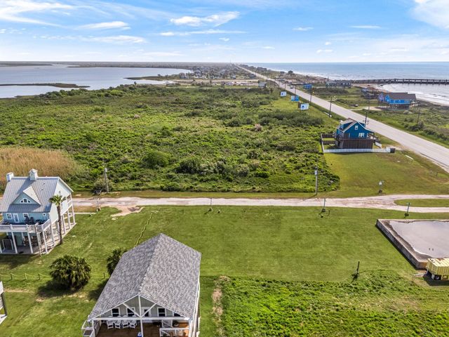1009 Brighton Jones Boulevard, Gilchrist, TX 77617