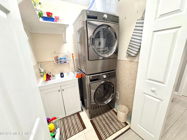 16 Round Valley Court, Lakewood, NJ 08701