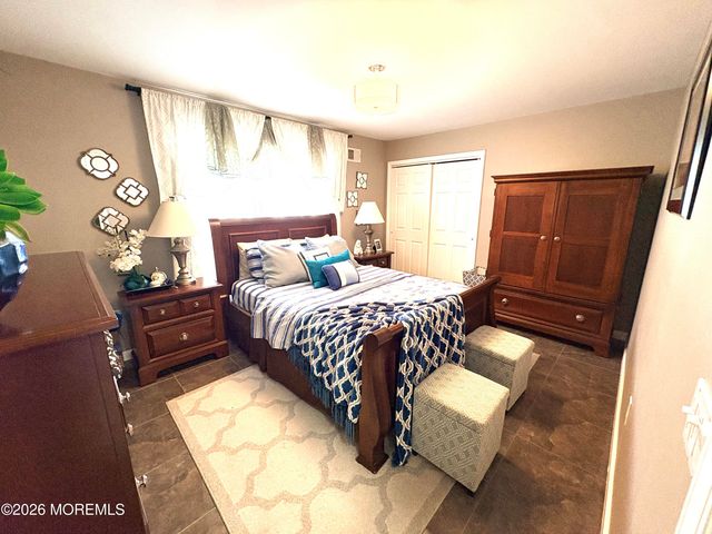 16 Round Valley Court, Lakewood, NJ 08701