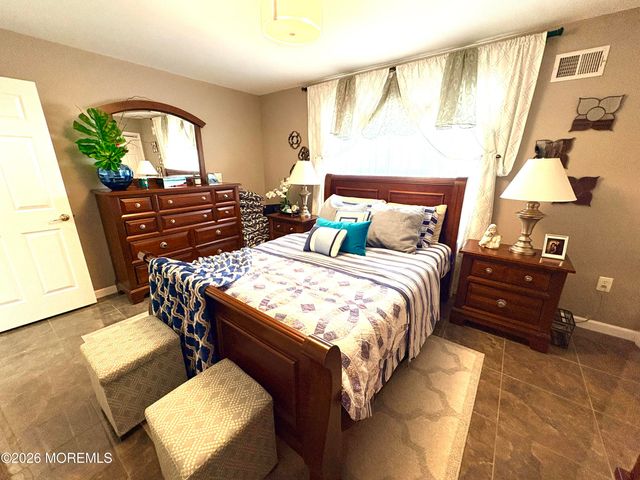 16 Round Valley Court, Lakewood, NJ 08701