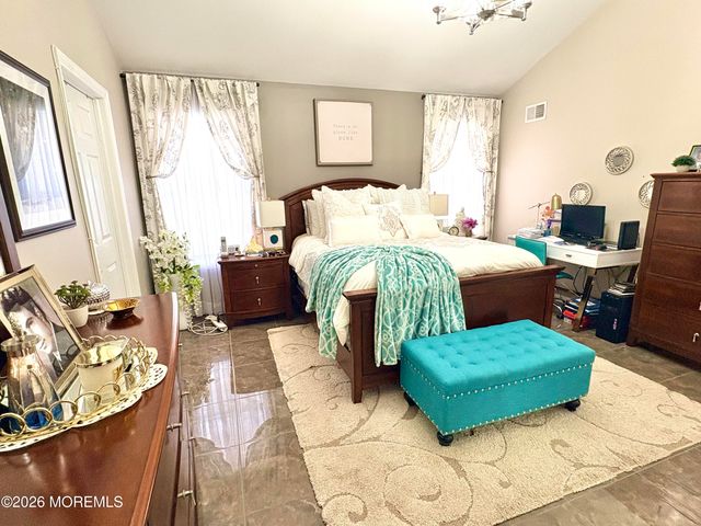 16 Round Valley Court, Lakewood, NJ 08701