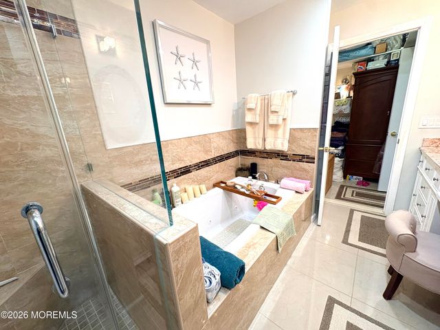 16 Round Valley Court, Lakewood, NJ 08701