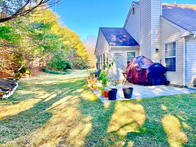 16 Round Valley Court, Lakewood, NJ 08701