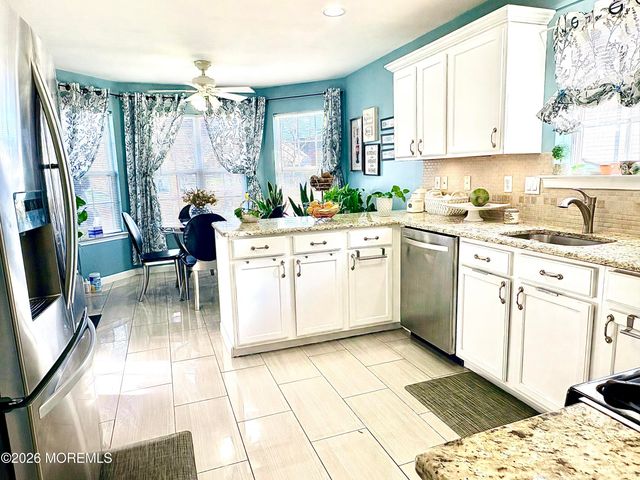 16 Round Valley Court, Lakewood, NJ 08701