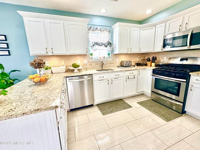 16 Round Valley Court, Lakewood, NJ 08701