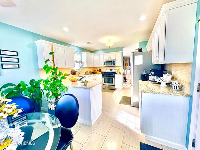 16 Round Valley Court, Lakewood, NJ 08701