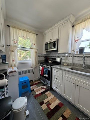 131-03 233 rd Road upper, Rosedale, NY 11422