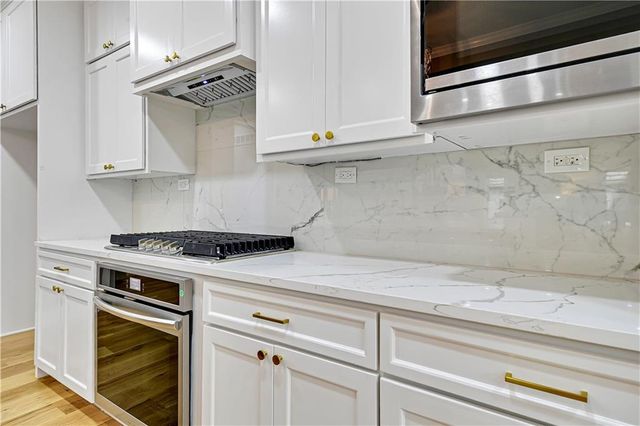 12650 Sherwood Drive, Leawood, KS 66209