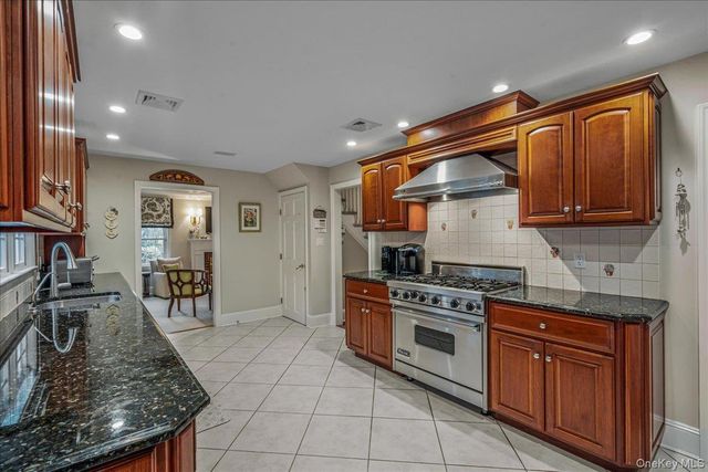 142 Cambridge Avenue, Garden City, NY 11530