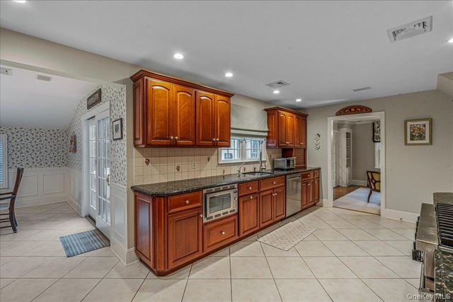 142 Cambridge Avenue, Garden City, NY 11530