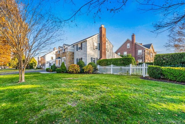 142 Cambridge Avenue, Garden City, NY 11530