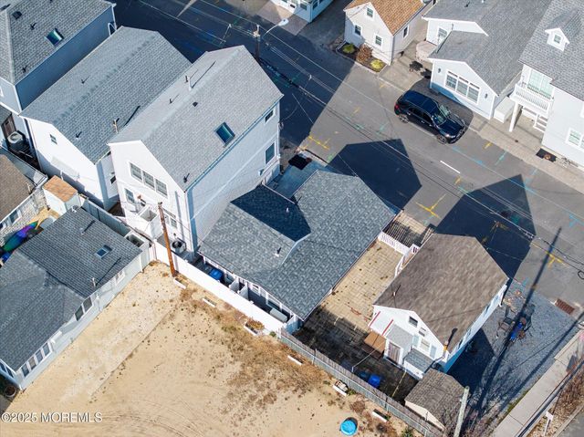 12 W Rutherford Lane, Lavallette, NJ 08735