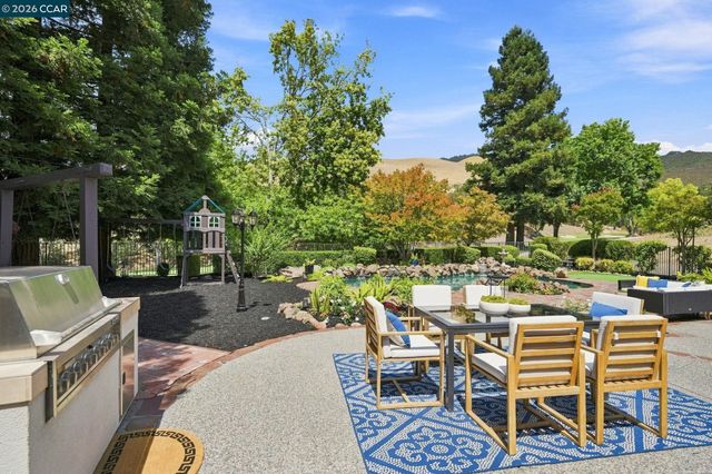 645 Birchwood Ct, Danville, CA 94506