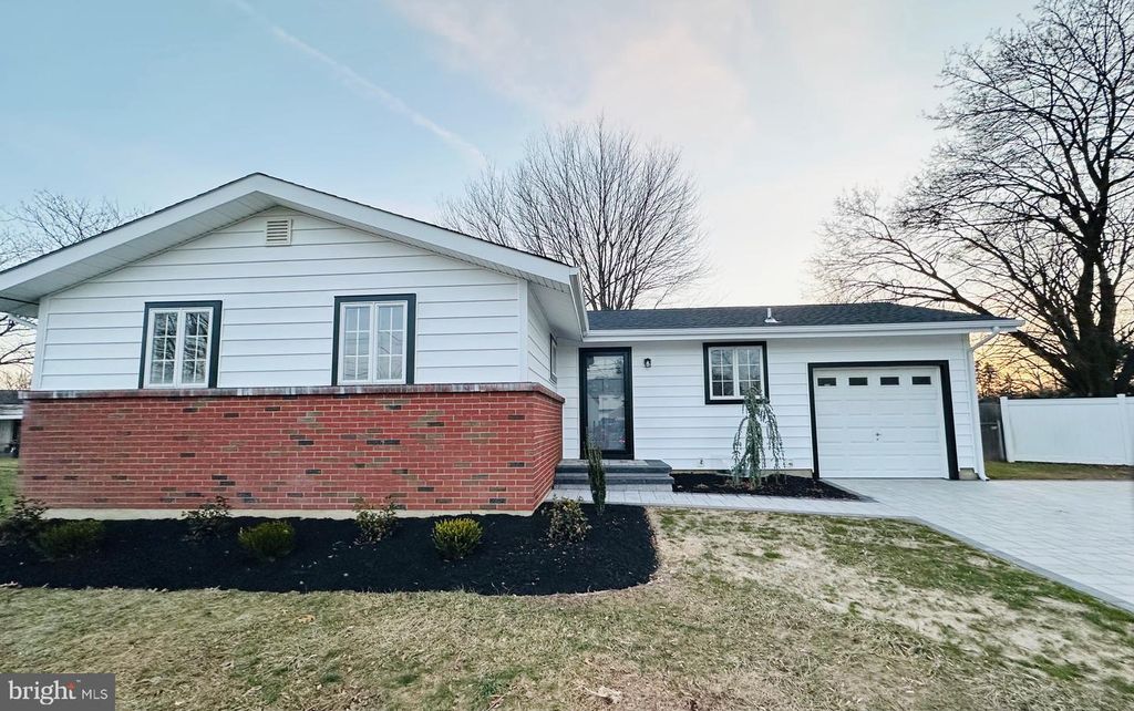 21 ROLLING LN, Hamilton, NJ 08690