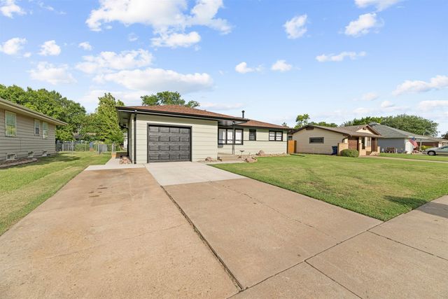 2037 Roach St, Salina, KS 67401