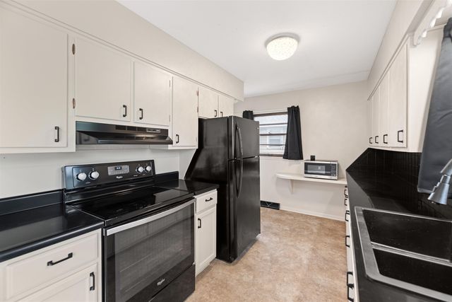 2037 Roach St, Salina, KS 67401