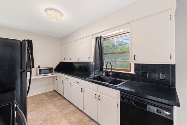 2037 Roach St, Salina, KS 67401