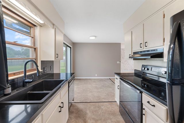 2037 Roach St, Salina, KS 67401