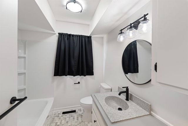 2037 Roach St, Salina, KS 67401