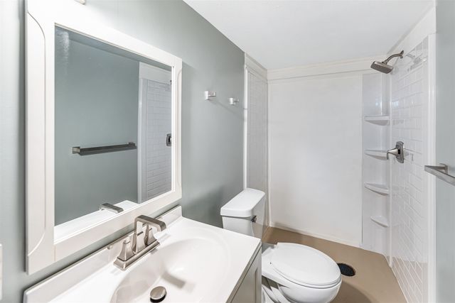 2037 Roach St, Salina, KS 67401