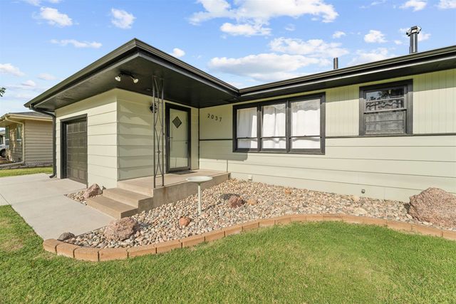 2037 Roach St, Salina, KS 67401