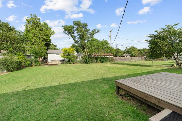 2037 Roach St, Salina, KS 67401